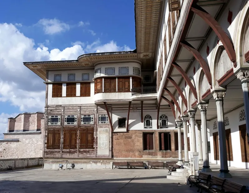 Walls, Whispers, and Execution: How Ottoman Palaces Solved the Corporate Secrecy Problem